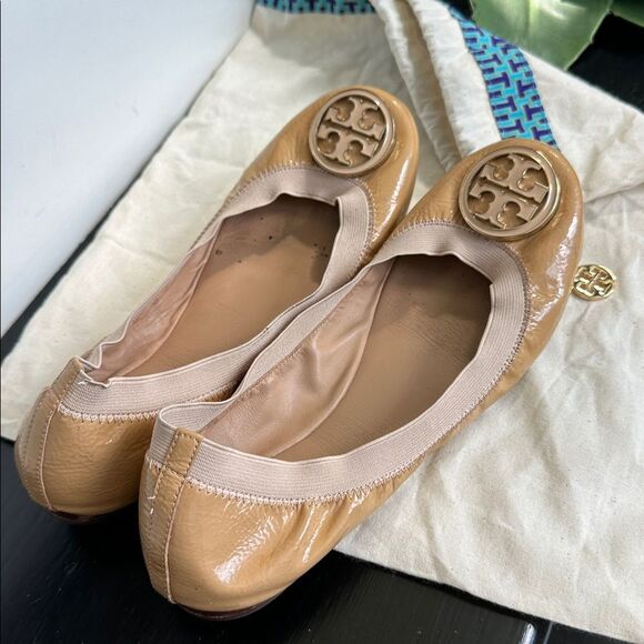 Tory Burch shoes Tan Patent Leather Ballet Flats Women’s Size 9 Logo Medallion - Picture 2 of 7